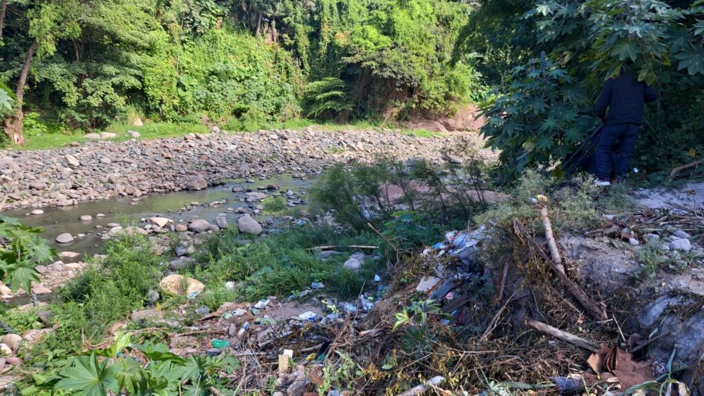 Flotando en un río encuentran cadáver en la col. Monterrey Norte de la capital