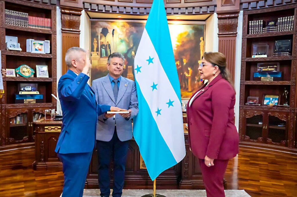 Roosevelt Hernández es juramentado como nuevo secretario de Defensa Nacional