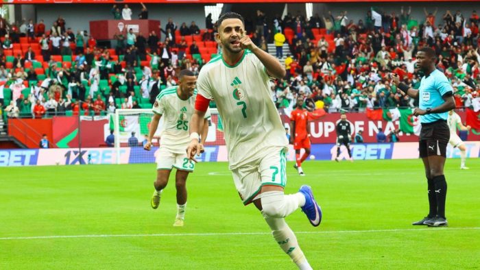Un inspirado Riyad Mahrez guía a Argelia en la victoria 3-0 ante Sudán por la Copa Africana