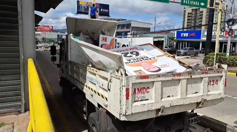 ¡A la basura! AMDC arranca propaganda política que saturaba las calles de la capital