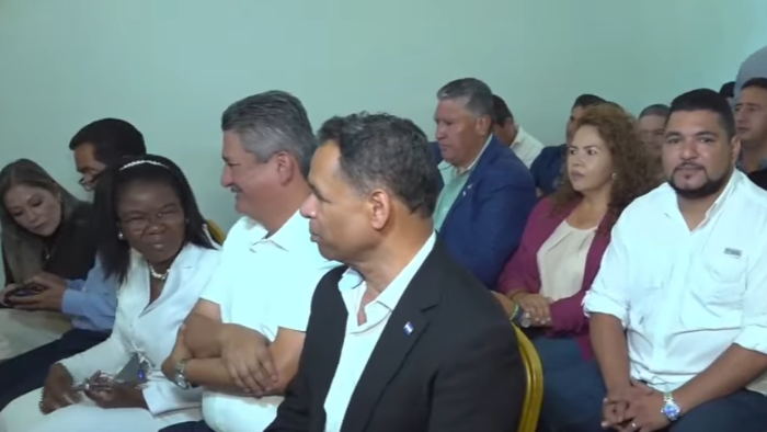 ¡Para definir posturas! Bancadas de oposición reunidos de emergencia para garantizar respeto a resultados del CNE.