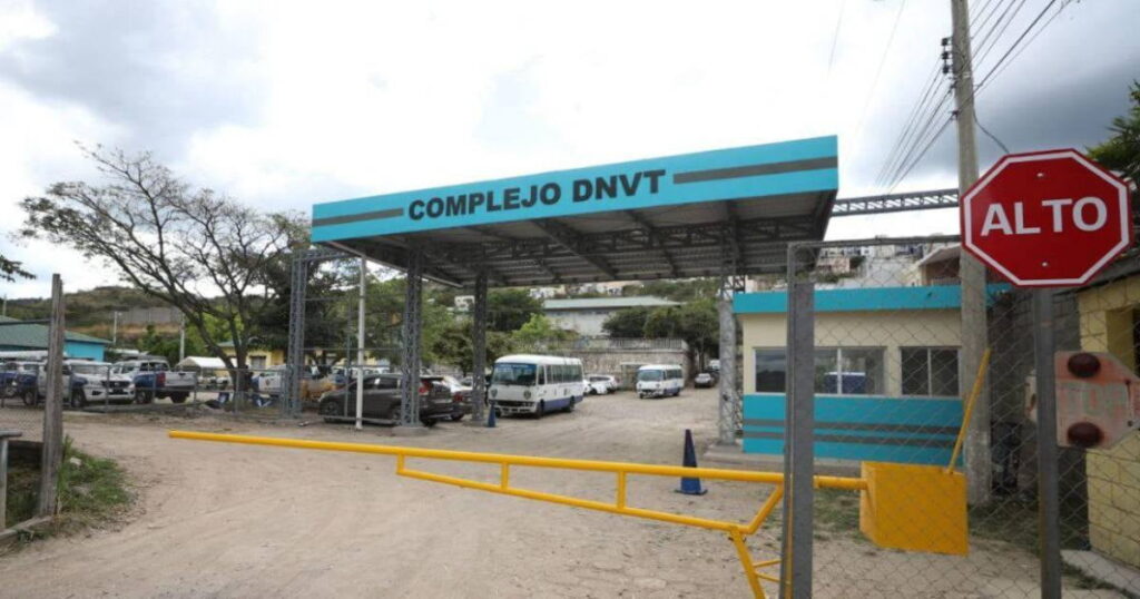 De igual forma, las personas pueden abocarse a las oficinas de la DNVT para realizar su tramite de forma presencial.