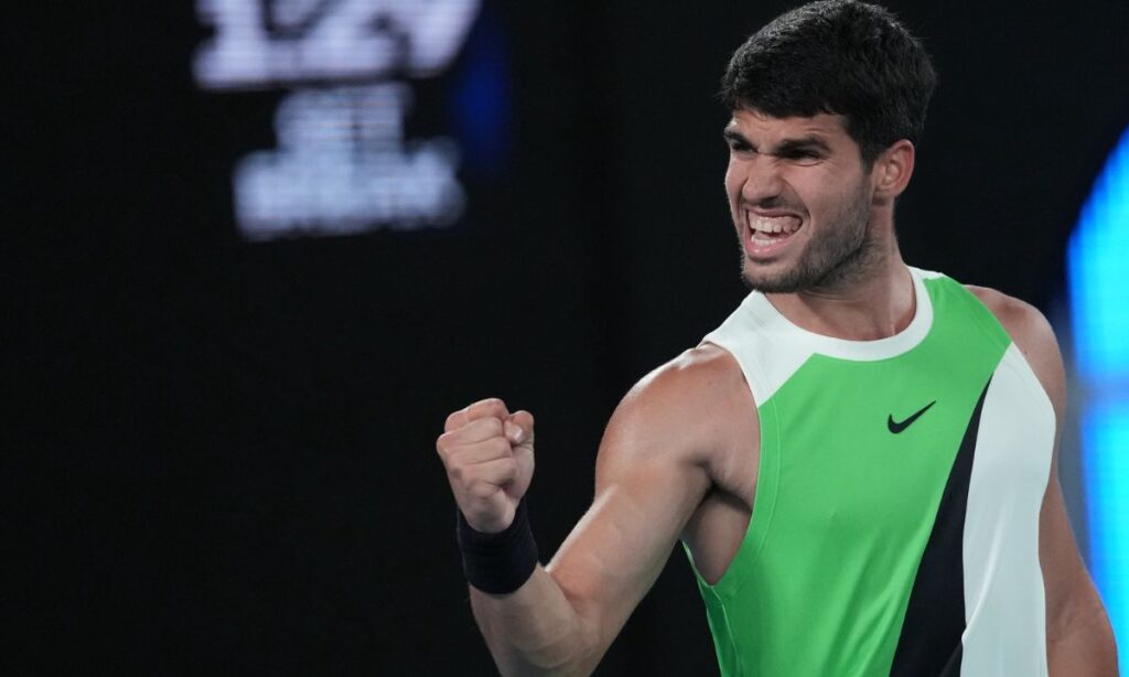 Alcaraz gana emotivo partido y va por la final en Australia