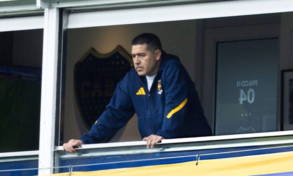 La medida que tomó Boca Juniors con su plantel tras la salida de Luis Advíncula