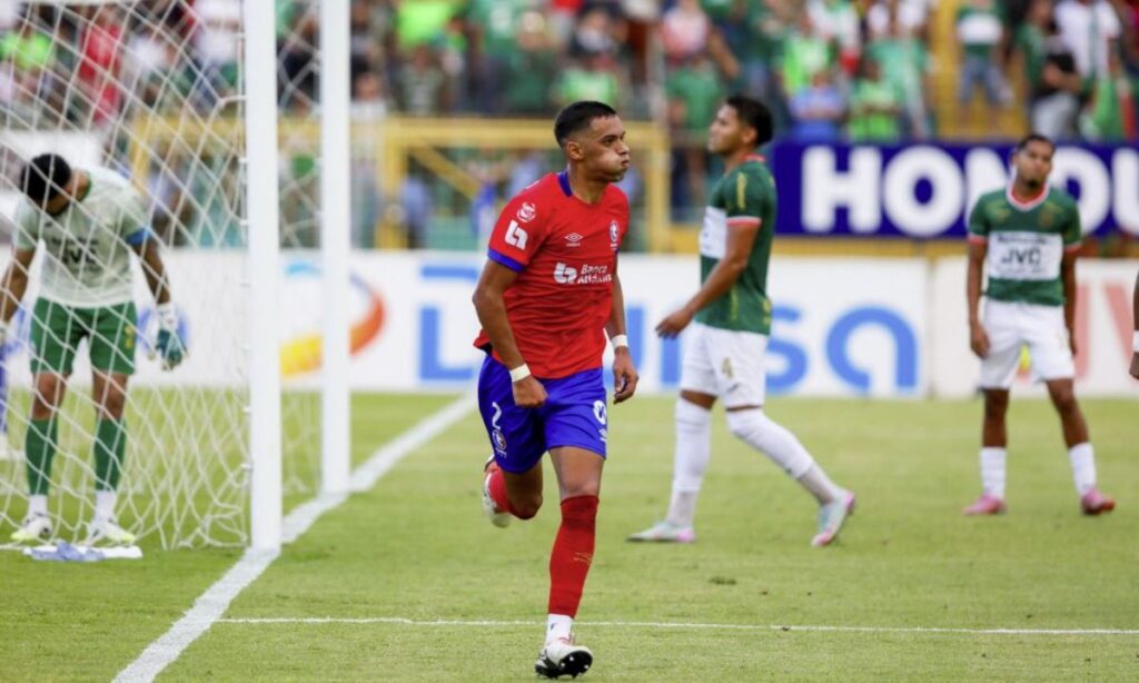 Emanuel Hernández fue una de las figuras del duelo de ida con su tanto de cabeza.