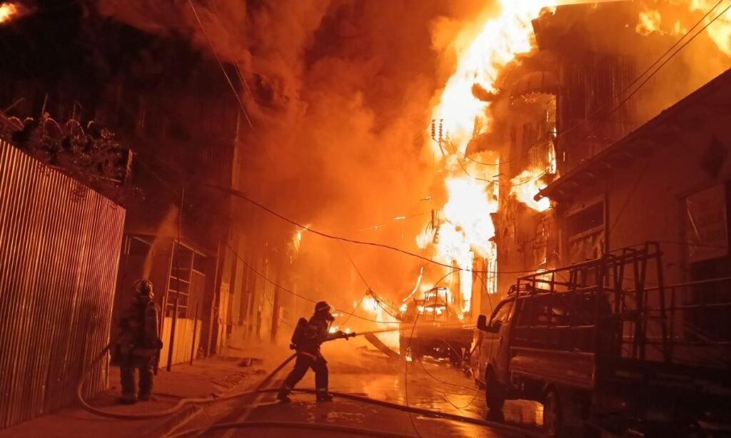 Tres muertos deja incendio en San Salvador