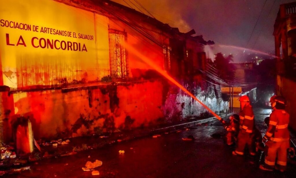 Tres muertos deja incendio en San Salvador