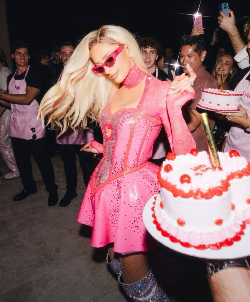 Paris Hilton lo hace realidad: un mundo al estilo Barbie, completamente rosa, lleno de brillo, glamour y fantasía