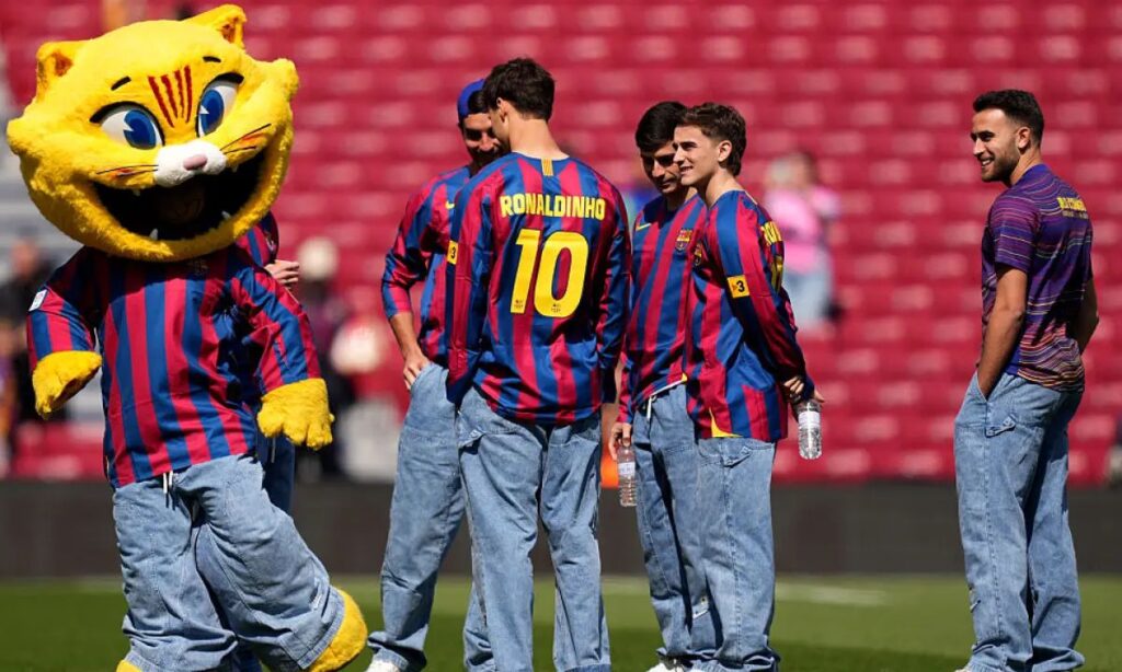El Barça homenajea a Ronaldinho con la camisa del 10