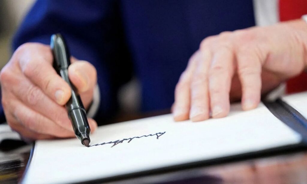 Firma de Donald Trump en los dólares
