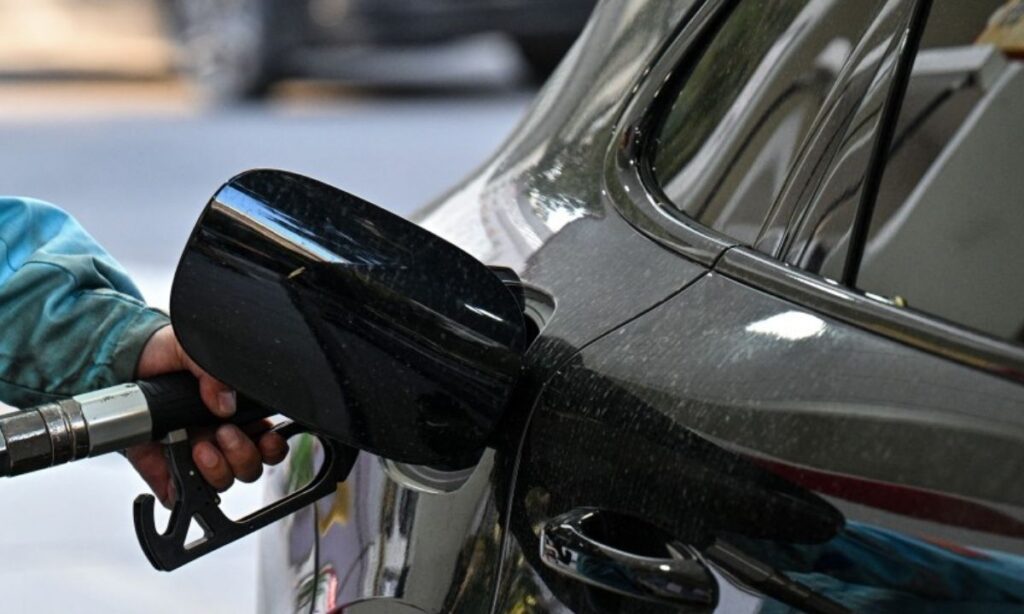Gasolina en Estados Unidos supera los cuatro dólares