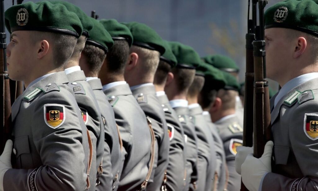 Alemania prohíbe viajar al extranjero sin servicio militar