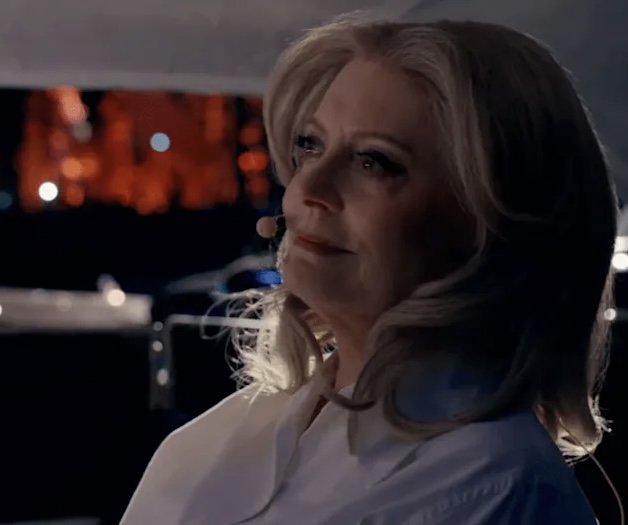 Susan Sarandon Ícono del cine sorprende al encarnar una versión futura de Sabrina Carpenter en pleno show