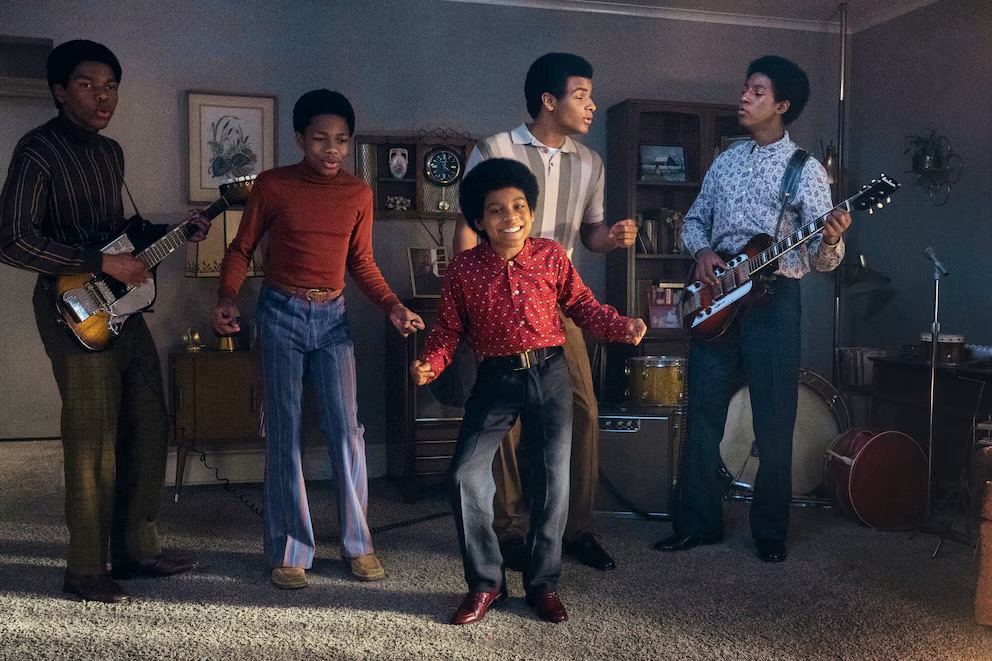 El filme también destaca los inicios de Michael Jackson como vocalista de The Jackson 5, mostrando sus primeros pasos artísticos.