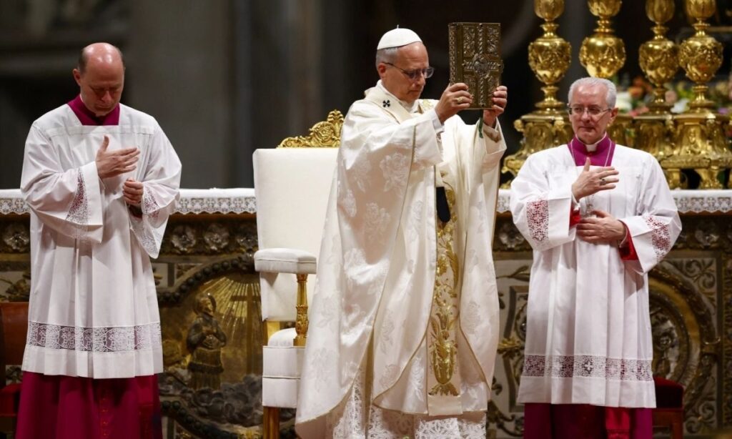 León XIV preside su primera Vigilia Pascual