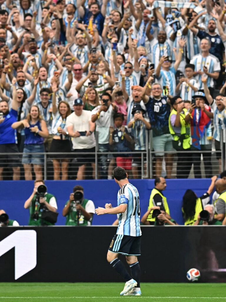 Argentina vence a Austria con doblete de Messi
