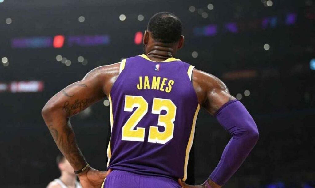 LeBron James deja Los Angeles Lakers