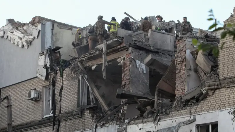 Al menos seis personas han muerto en Kyiv y otras 15 en Dnipró en Ucrania en el ataque combinado llevado a cabo por los rusos.