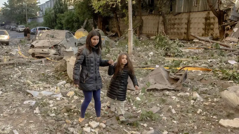 Al menos seis personas han muerto en Kyiv y otras 15 en Dnipró en Ucrania en el ataque combinado llevado a cabo por los rusos.