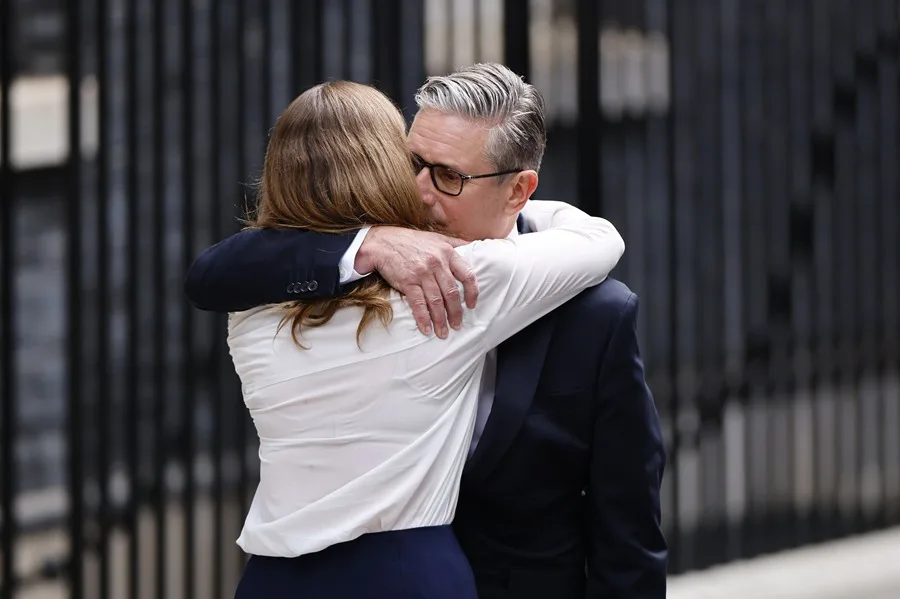 Keir Starmer, anunció su renuncia como primer ministro del Reino Unido, tras meses de presión política, y que dedicará más tiempo a su familia.