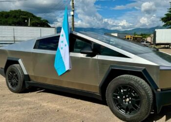 ¡Llegó el Tesla! El Cybertruck debuta en Honduras y deja boquiabiertos a muchos