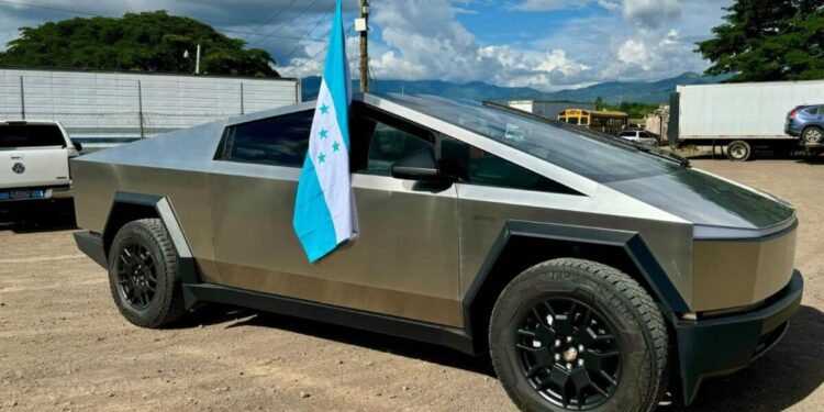 ¡Llegó el Tesla! El Cybertruck debuta en Honduras y deja boquiabiertos a muchos