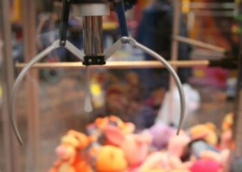 Graban a familia usando a niña para robar regalos el Día de las Madres en centro comercial