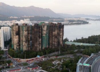 Arrestan a ocho personas en investigación del incendio en complejo de torres residenciales en Hong Kong