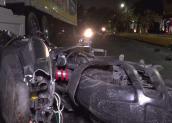 Motociclista pierde la vida tras estrellarse contra la parte trasera de una rastra #MóvilEmergenciaTGU