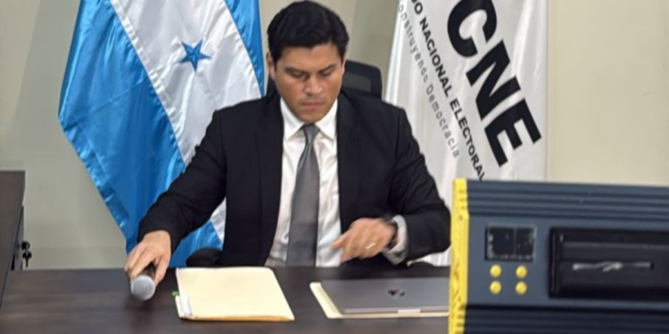 Marlon Ochoa expone 10 audios en los que se escucha: “Salvador está totalmente desorganizado e Iroshka no lo deja a él. Hay que hablar con don Roberto”