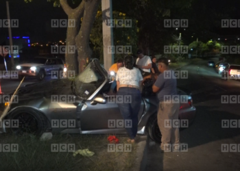 Pareja se salva de milagro tras estrellarse contra un árbol en Las Casitas #MóvilEmergenciaTGU