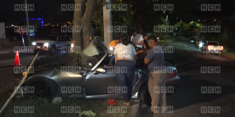 Pareja se salva de milagro tras estrellarse contra un árbol en Las Casitas #MóvilEmergenciaTGU