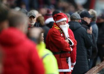 Los aficionados británicos vivirán este 26 de diciembre un día inusual en el calendario. No habrá el tradicional 'Boxing Day', fecha en la que hasta ahora se jugaban gran parte de los partidos de la jornada de la Premier League aprovechando que es el día después de Navidad.  En esta edición de la Premier, la organización ha esparcido los partidos de la decimoctava jornada entre los tres días del fin de semana. Con la lucha por el título al rojo vivo, queda arrinconado el 'Boxing Day'.