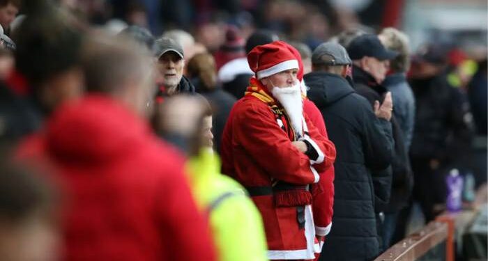 Los aficionados británicos vivirán este 26 de diciembre un día inusual en el calendario. No habrá el tradicional 'Boxing Day', fecha en la que hasta ahora se jugaban gran parte de los partidos de la jornada de la Premier League aprovechando que es el día después de Navidad.  En esta edición de la Premier, la organización ha esparcido los partidos de la decimoctava jornada entre los tres días del fin de semana. Con la lucha por el título al rojo vivo, queda arrinconado el 'Boxing Day'.