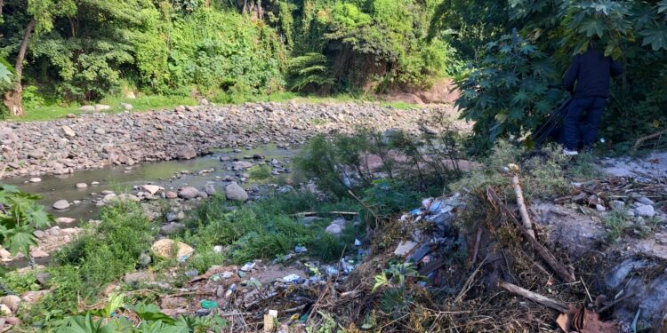 Flotando en un río encuentran cadáver en la col. Monterrey Norte de la capital