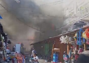 Fuerte incendio consume edificio en el barrio El Benque de San Pedro Sula