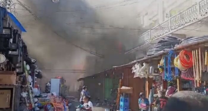 Fuerte incendio consume edificio en el barrio El Benque de San Pedro Sula
