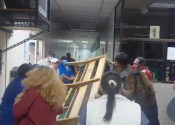 Hasta bancas volaron, en batalla campal por medicamentos en el IHSS | Móvil Emergencia TGU