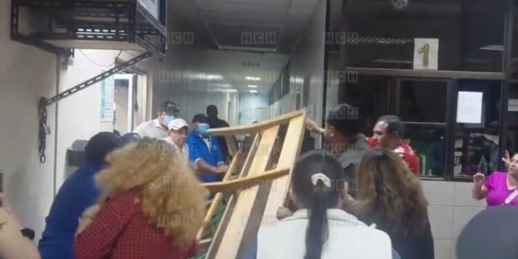 Hasta bancas volaron, en batalla campal por medicamentos en el IHSS | Móvil Emergencia TGU