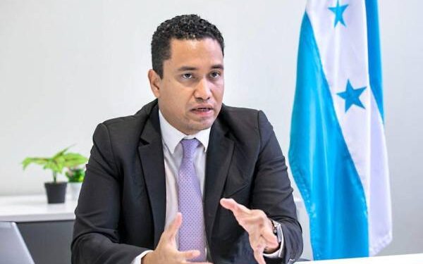Ministro de Finanzas asegura que no habrá prestaciones a funcionarios