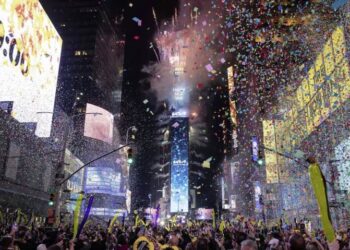 Times Square prepara la mayor lluvia de confeti de su historia para recibir 2026