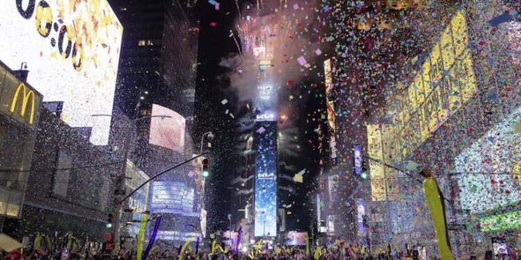 Times Square prepara la mayor lluvia de confeti de su historia para recibir 2026