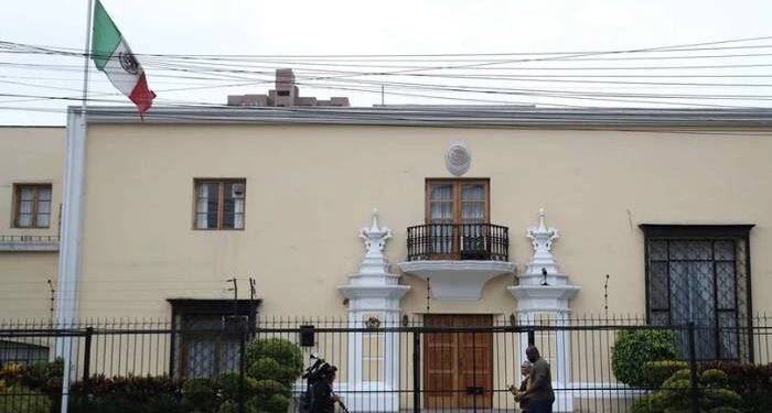 Perú incrementa la seguridad en la embajada de México por peligro de fuga de la ex primera ministra