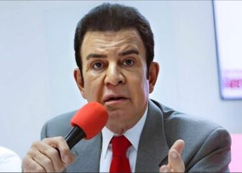 El candidato presidencial liberal Salvador Nasralla anuncia que no aceptará la declaratoria de Elecciones Generales 2025