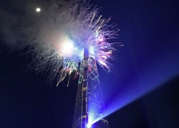 Fuegos artificiales iluminan el cielo sobre la Lotte World Tower, el edificio más alto de Corea del Sur
