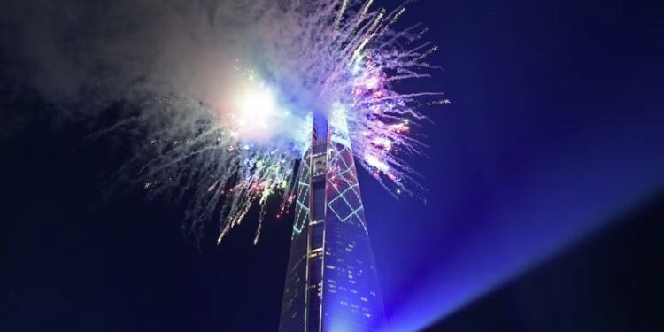 Fuegos artificiales iluminan el cielo sobre la Lotte World Tower, el edificio más alto de Corea del Sur