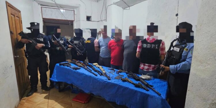 capturados con arsenal de armas