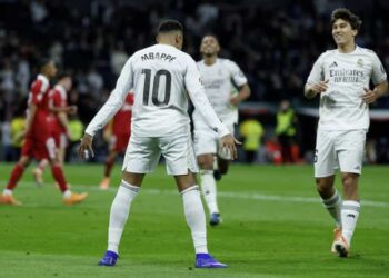 El Madrid gana al Sevilla entre silbidos y Mbappé iguala los 59 goles de CR7
