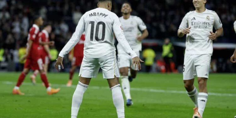 El Madrid gana al Sevilla entre silbidos y Mbappé iguala los 59 goles de CR7