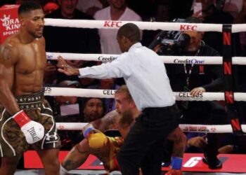 El contundente nocaut de Anthony Joshua ante Jake Paul en el sexto round de la controversial pelea en Estados Unidos